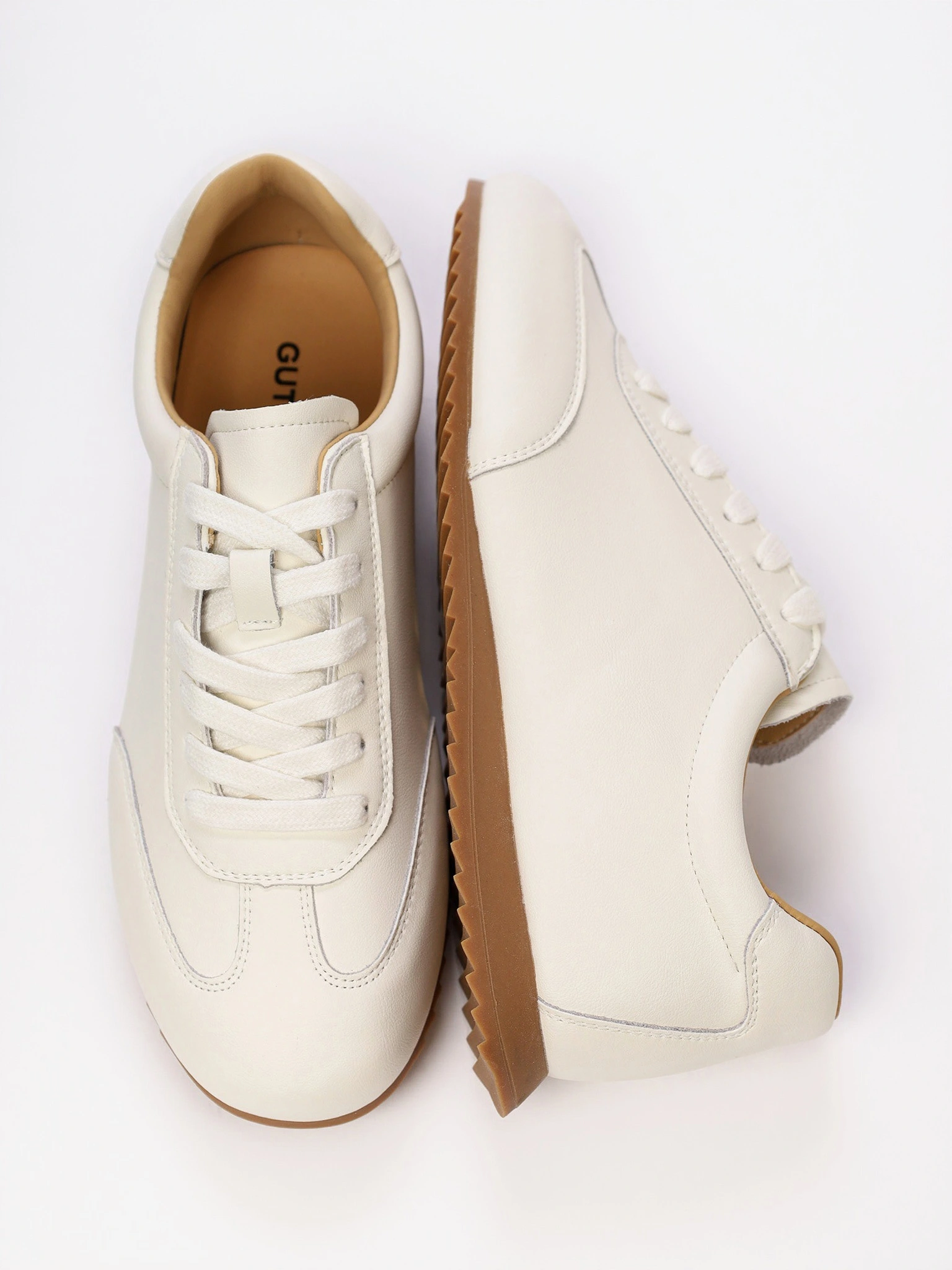 Кеды белого цвета на низкой подошве